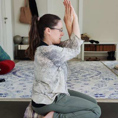 ללמוד יוגה תרפיה